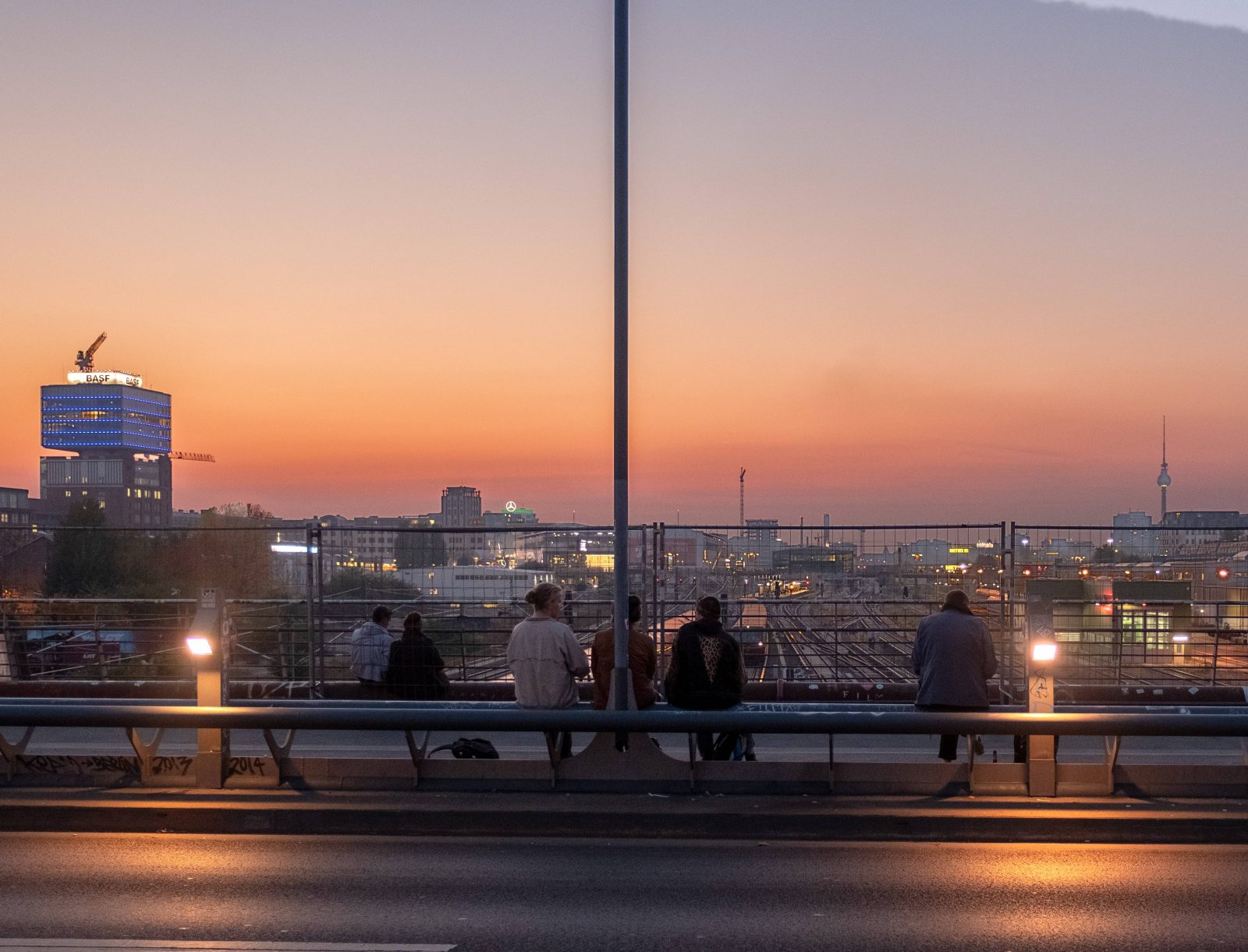 Urbane Idylle auf der Modersohnbrücke in Friedrichshain. Foto: imago/Rolf Zöllner