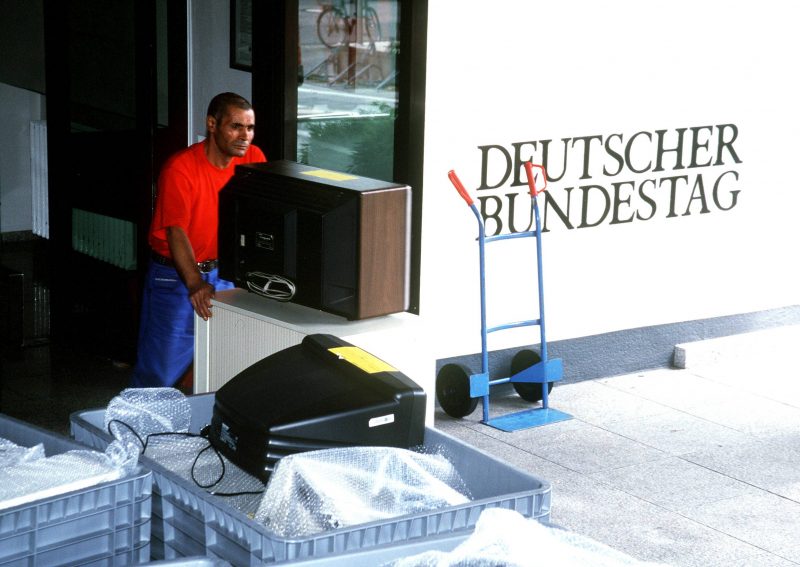 Anpacken beim Regierungsumzug. Im Sommer 1999 zogen die Bonner Politiker nach Berlin.
