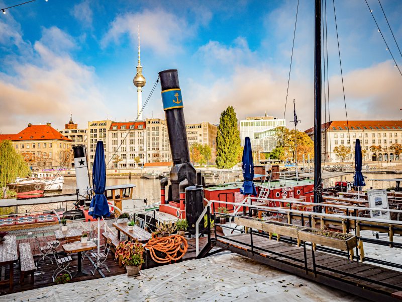 Blick vom Historischen Hafen in Mitte auf den Fernsehturm. Foto: Imago/Jürgen Ritter
