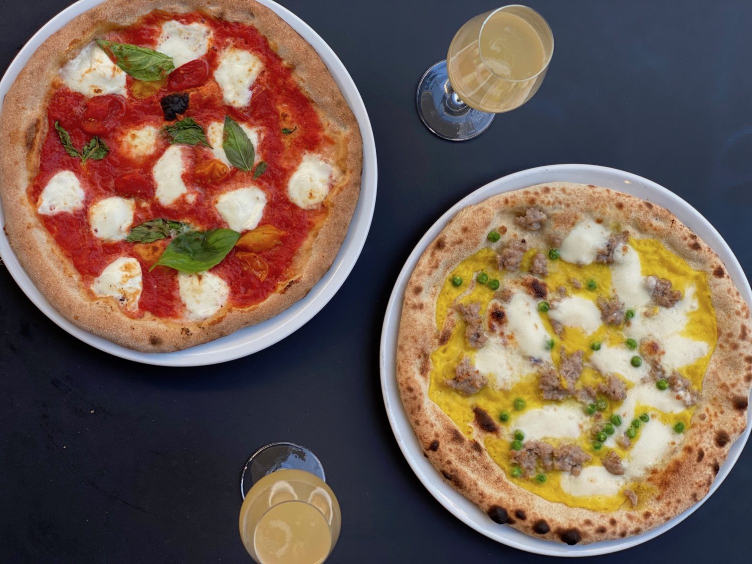 Pizza und Bellini: Sironi La Pizza ist keine klassische Pizzeria, sondern experimentiert mit verschiedenen Teigen und Belag wie Safrancrème oder Austernpilze.