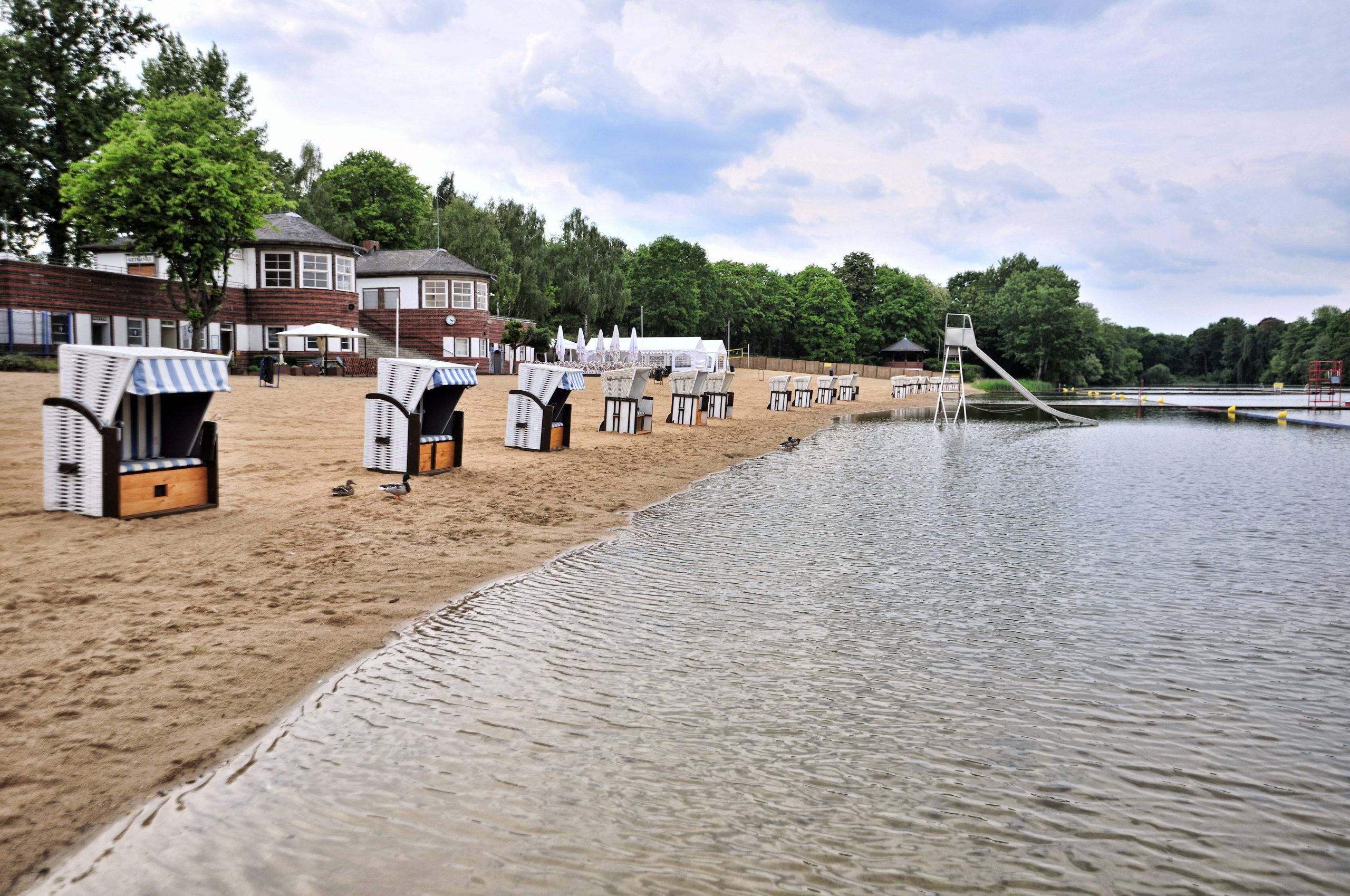 Strandfeeling und hübsche Architektur gibt es im Strandbad Plötzensee.