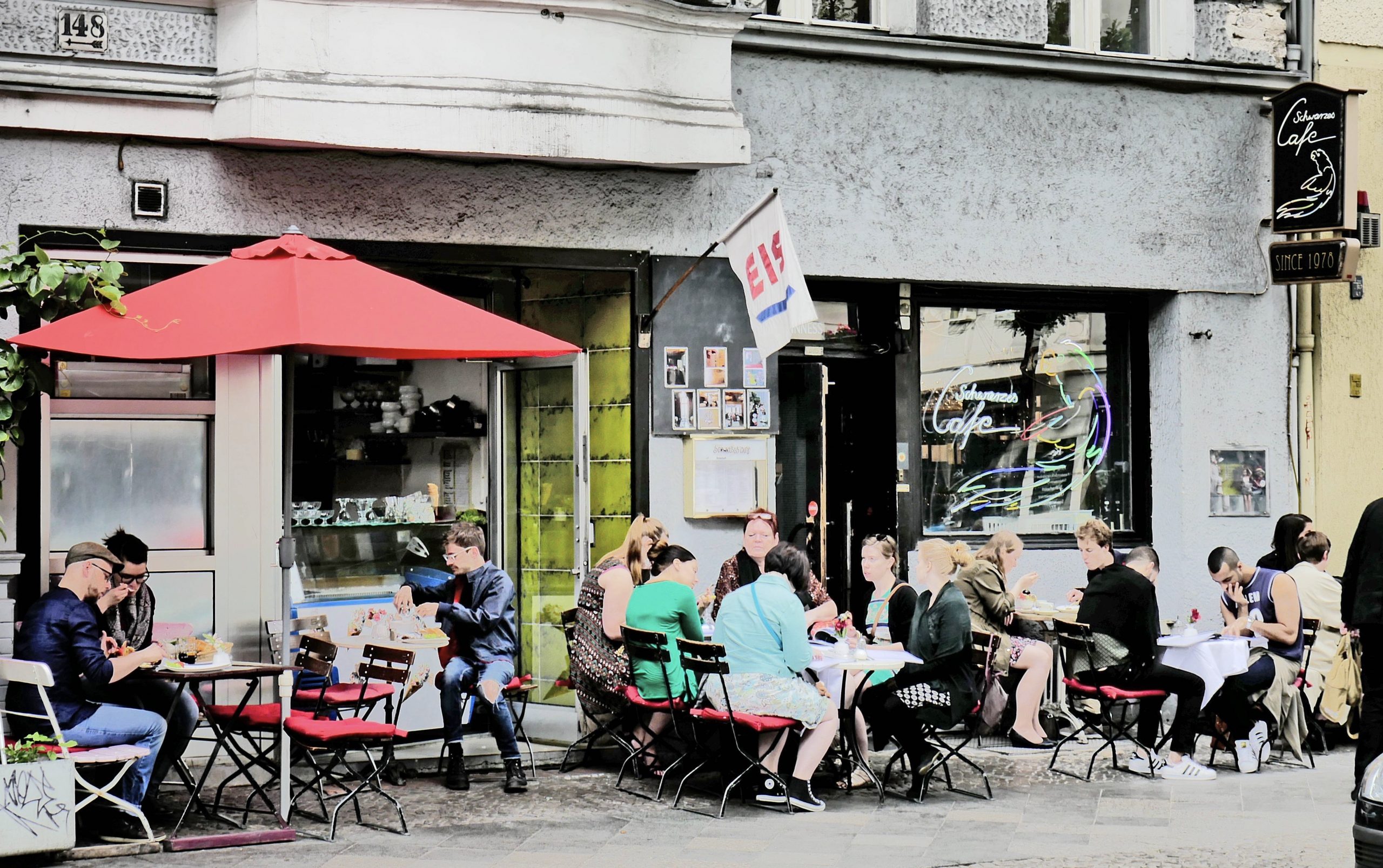 Auch das Schwarze Café in Charlottenburg öffnet seine Pforten wieder.