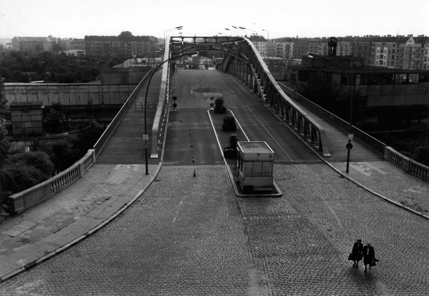 Die Bösebrücke, umgangssprachlich Bornholmer Brücke, an einem der berühmtesten Grenzübergänge zwischen Ost- und West-Berlin. Foto: imago images / Jürgen Ritter