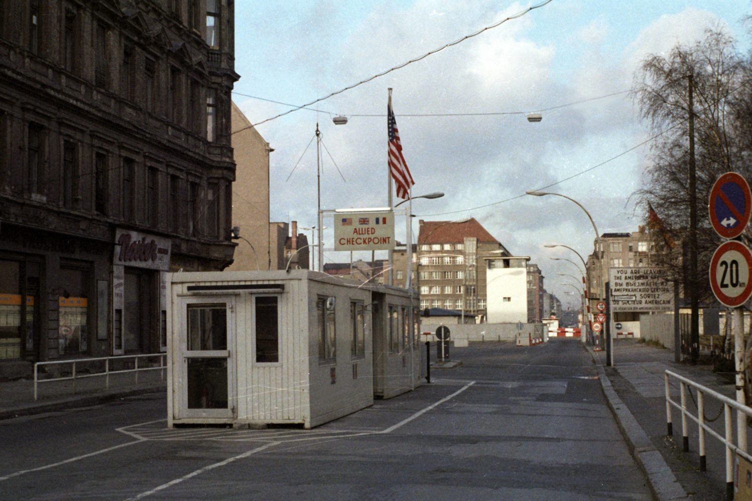 Der wohl berühmteste Grenzübergang der Stadt: Checkpoint Charlie zwischen dem amerikanischen Sektor und der Hauptstadt der DDR. Foto: imago images  / Rech