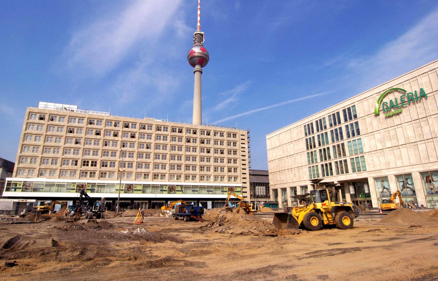 Berlin Alexanderplatz: Neugestaltung des Alexanderplatzes mit dem sanierten Berolina-Haus und der Galeria-Kaufhof. 