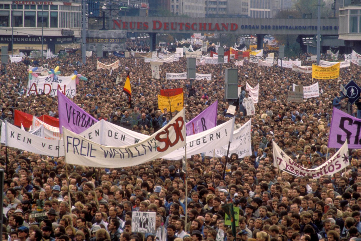 Berlin Alexanderplatz: Demonstration für freie Wahlen auf dem Alexanderplatz in Ost-Berlin, 4. November 1989. 