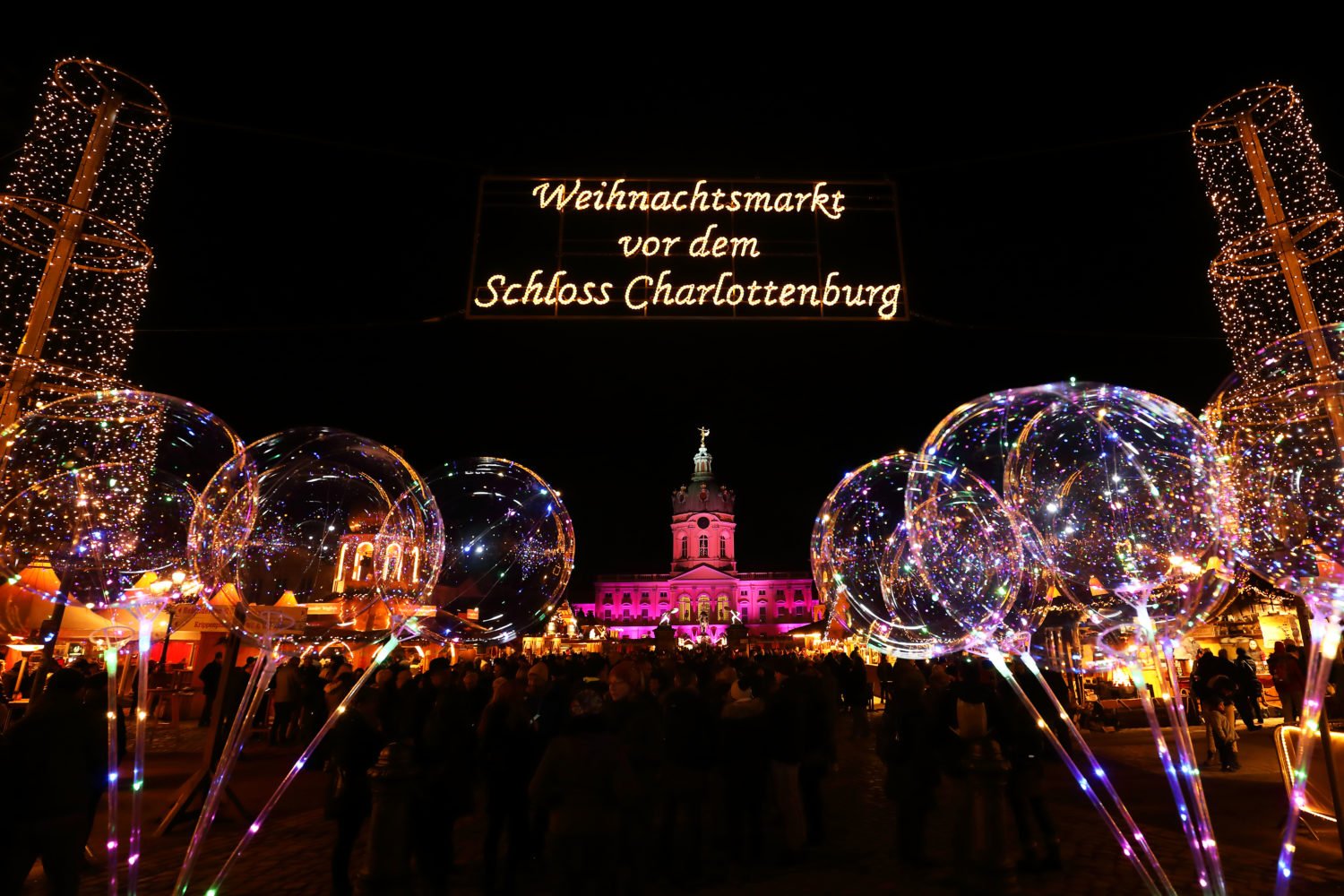 Das Schloss Charlottenburg und ein wunderschöner Weihnachtsmarkt in Berlin. Foto: Imago Images/Müller-Stauffenberg