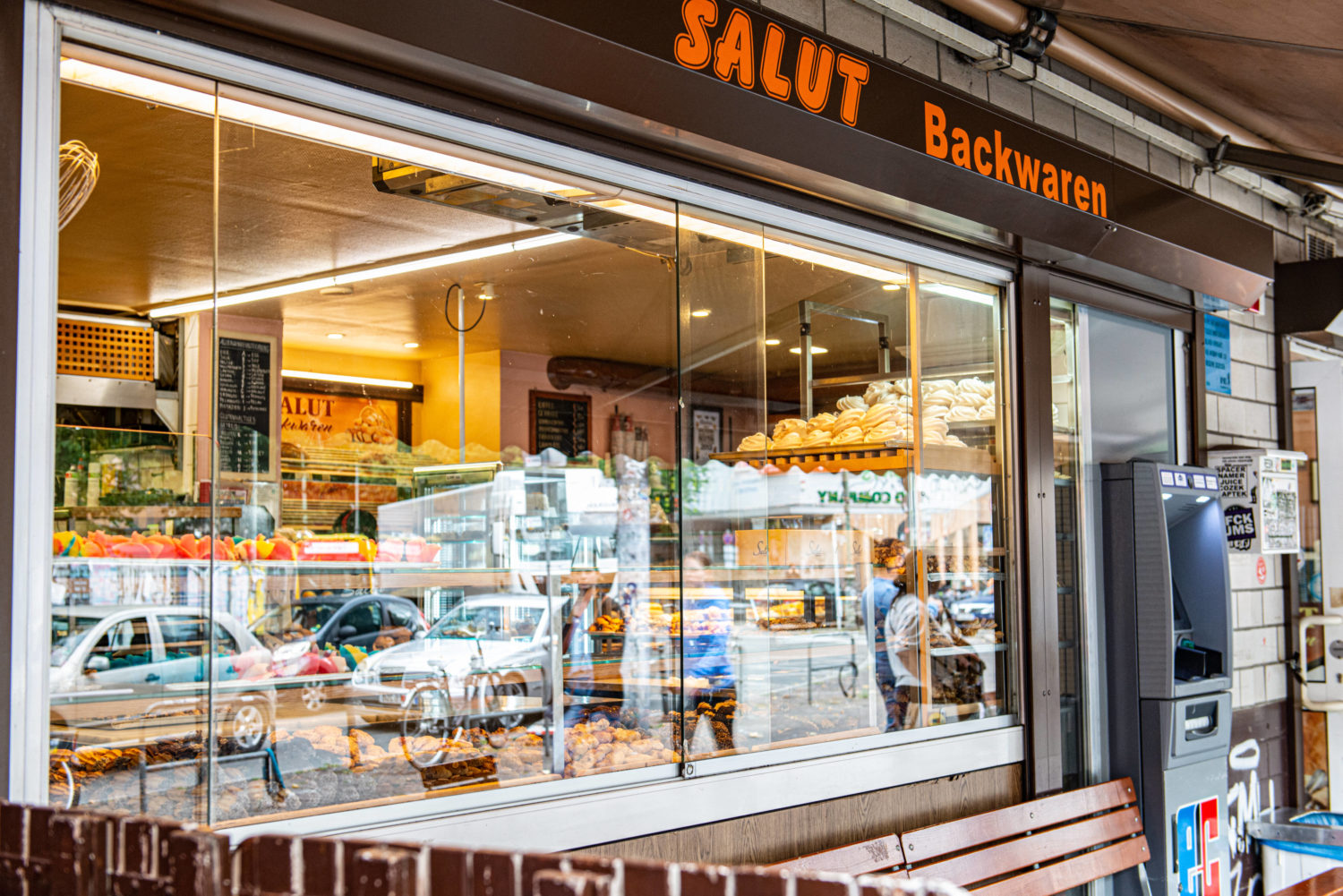 Bäckereien in Kreuzberg: Schaufenster der Bäckerei Salut am Schlesischen Tor. Foto: Imago/F. Anthea Schaap