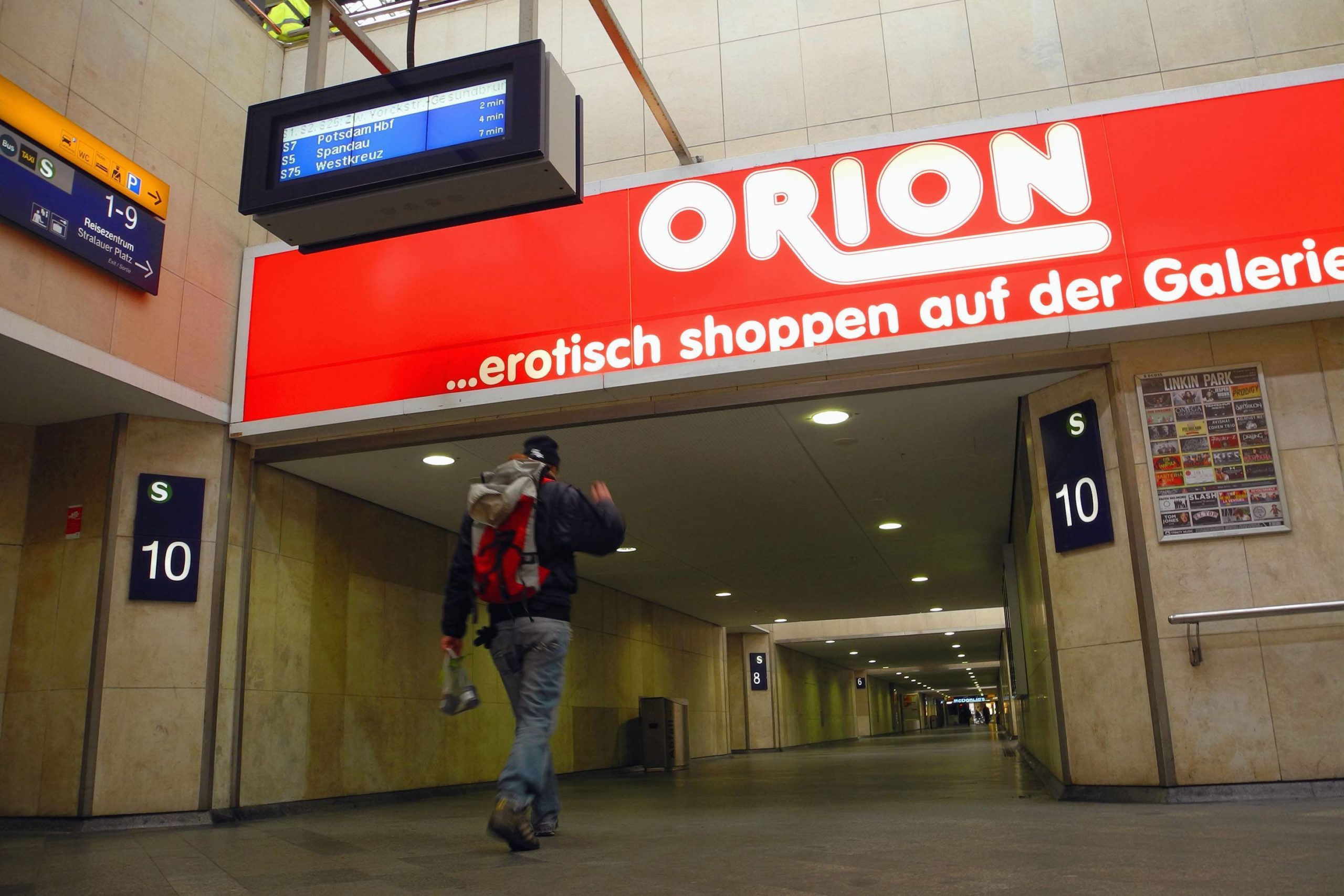Der Ostbahnhof mit Werbung für den Erotik-Shop Orion, 2015. Foto: Imago/PEMAX