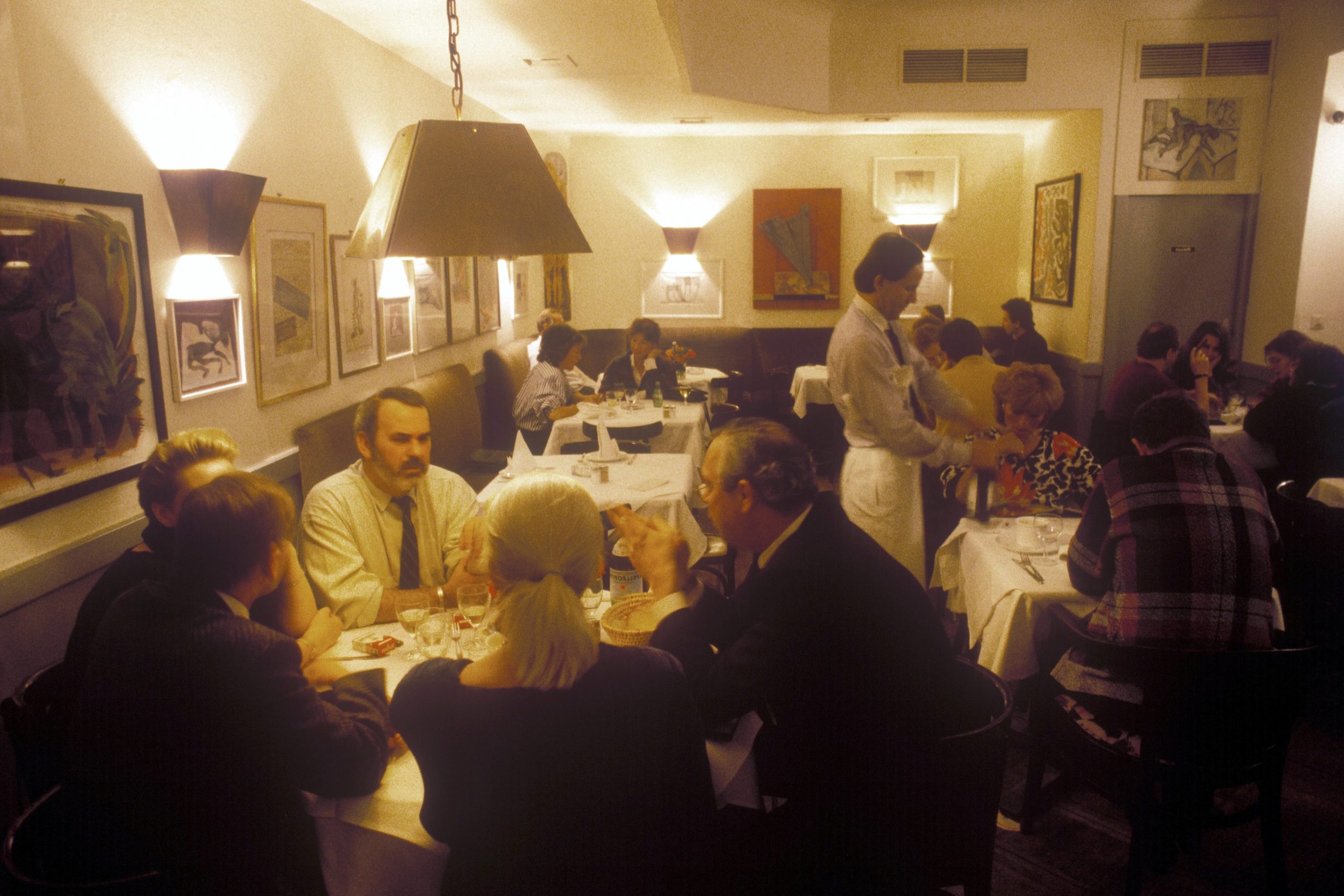 Gäste in der Paris Bar, 1985. Foto: Imago/Günter Schneider