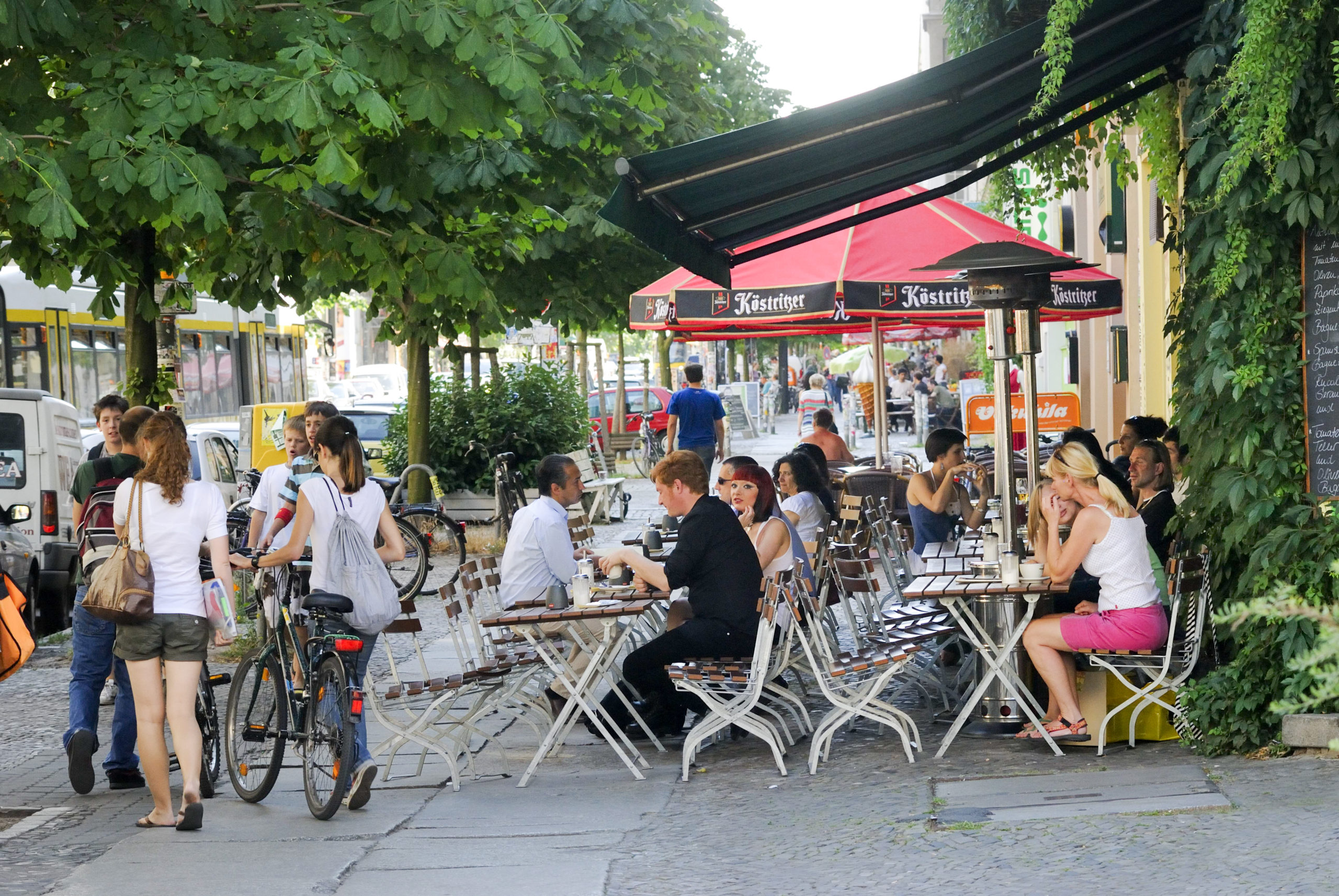 Sehenswürdigkeiten Berlin Vor allem im Sommer pulsiert auf der Kastanienallee in Prenzlauer Berg das Leben: Die einen Kilometer lange Straße bietet viel Kultur und eine eindrucksvolle Geschichte.