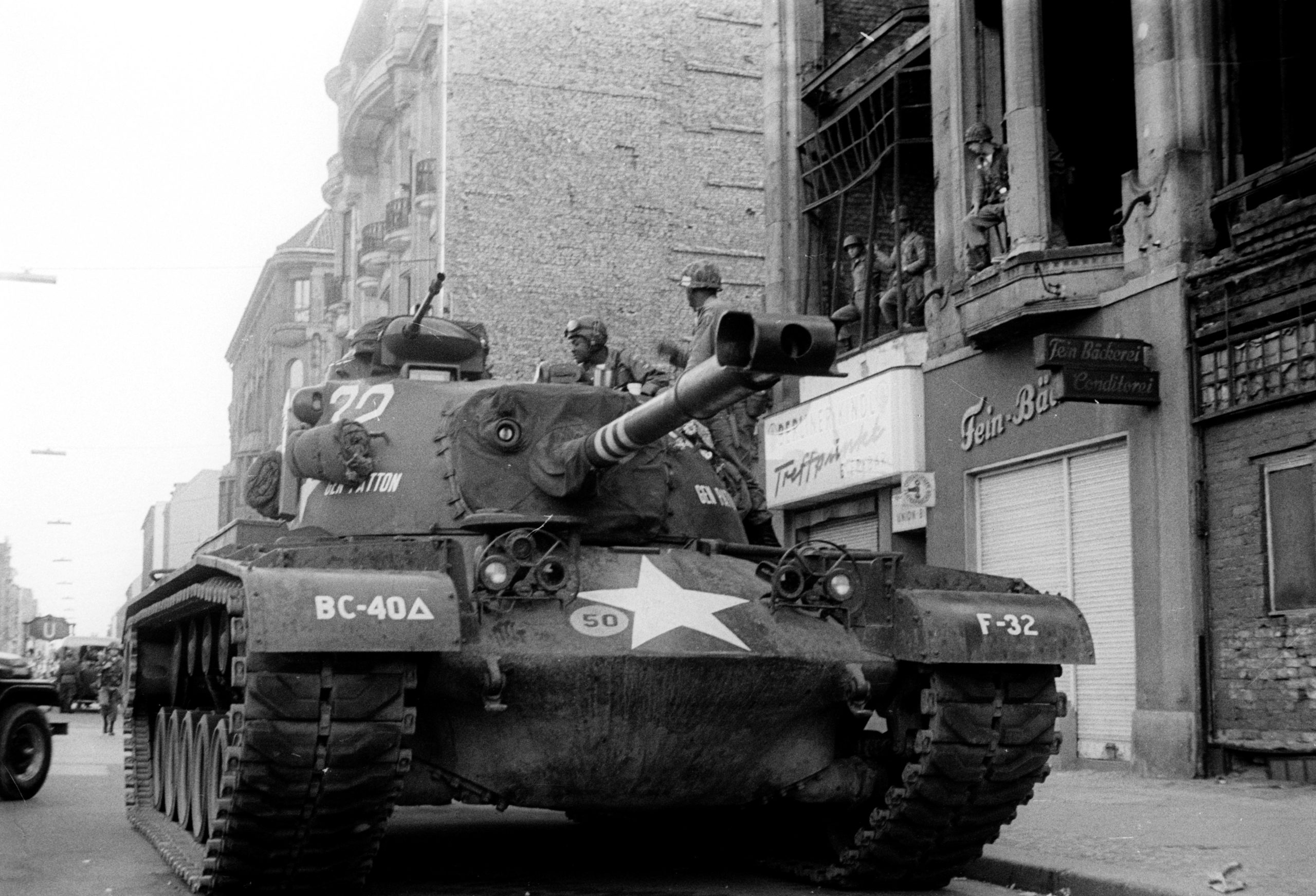 Panzer der US Army am Checkpoint Charlie in Berlin, 1961. Foto: Imago/Sabine Gudath