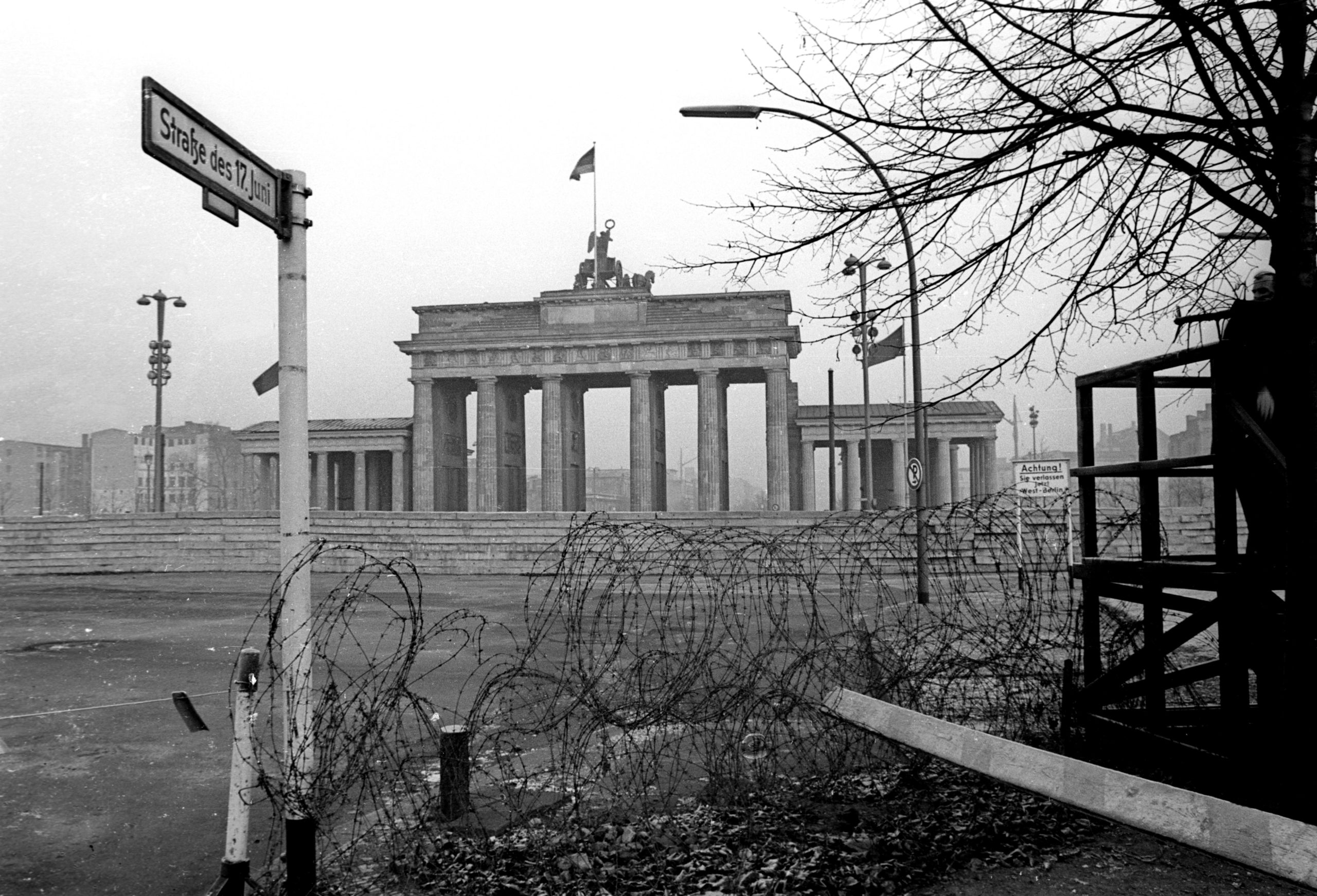 Berliner Mauer vor dem Brandenburger Tor, 1961. Foto: Imago/Sabine Gudath