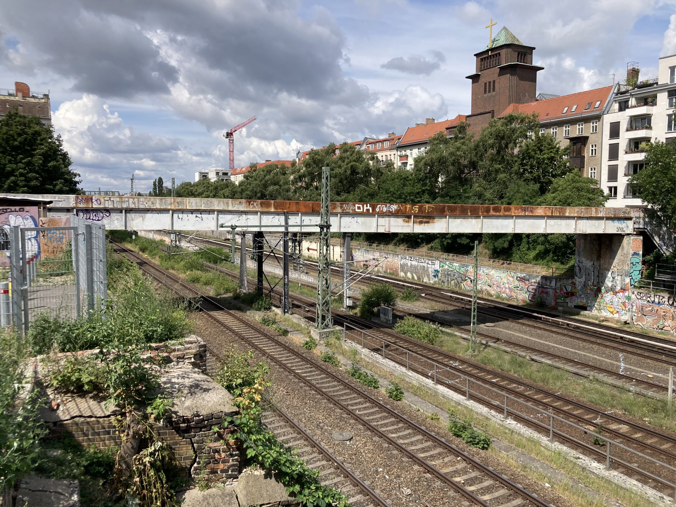 Gleise, Brücken und die Stadt. Aussichten entlang der Ringbahn, hier in Prenzlauer Berg. Foto: Jacek Slaski 