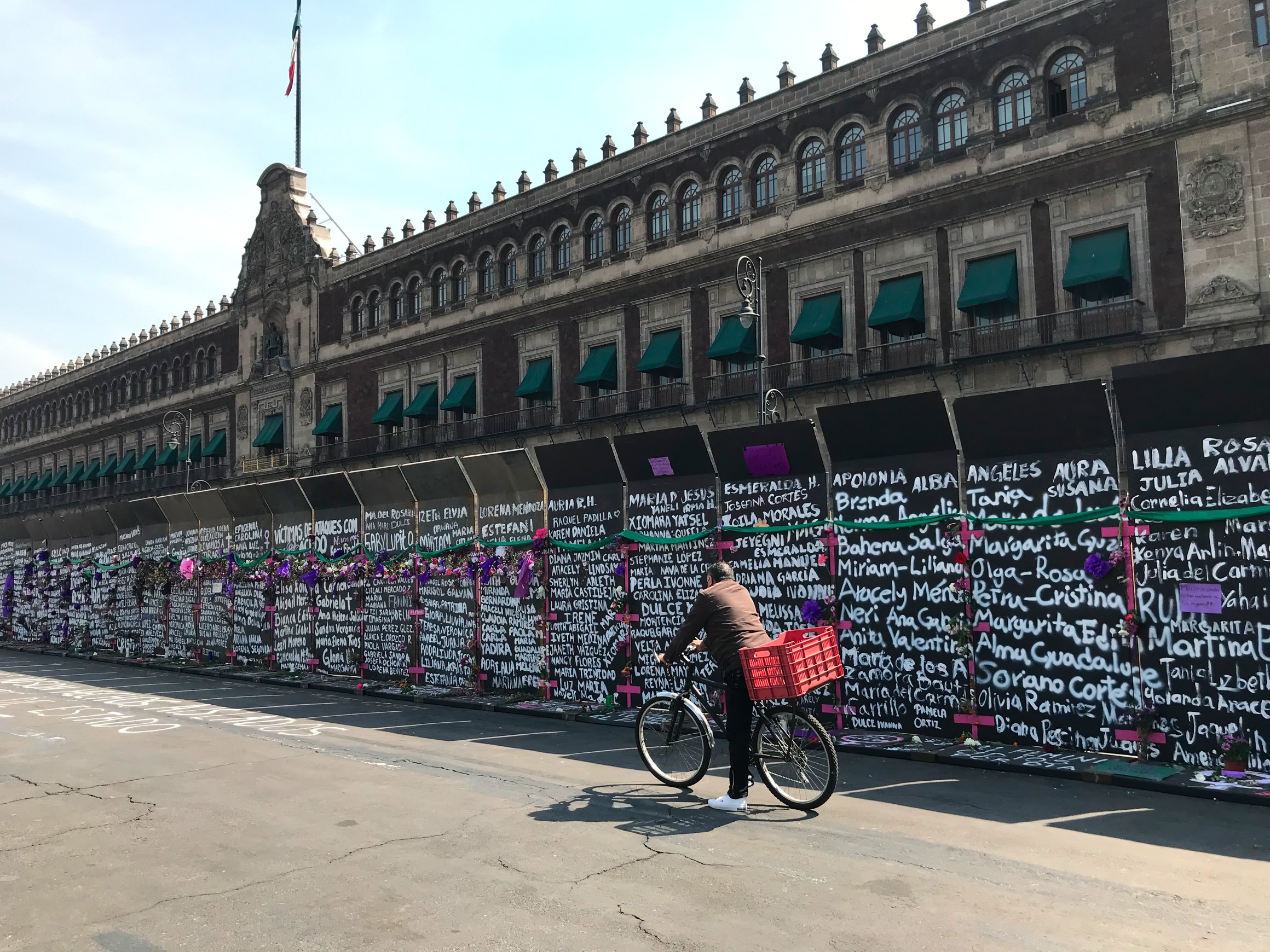 Feministische Aktivistinnen malten die Namen von Opfern von Feminiziden auf einen Metallzaun vor dem Nationalpalast, der ursprünglich dazu gedacht war, feministische Proteste vom Gebäude fernzuhalten, Mexiko. Foto: Aus "Beyond Molotovs - A Visual Handbook of Authoritarian Strategies"
