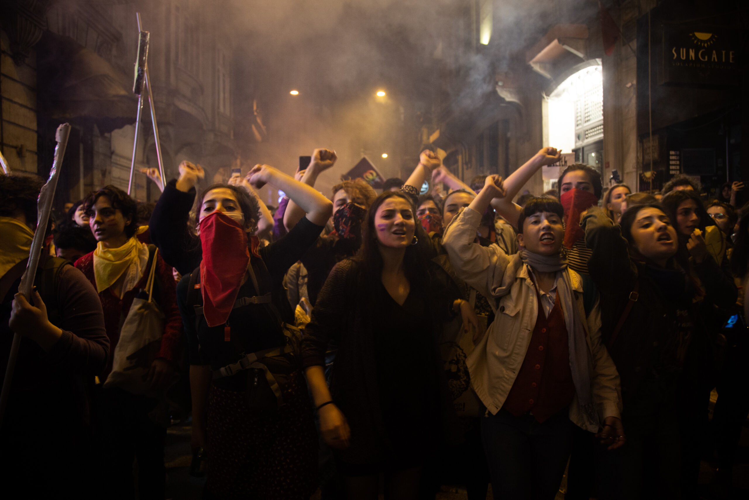 Feminist Night March, 2020 Istanbul. Foto: Aus "Beyond Molotovs - A Visual Handbook of Authoritarian Strategies"