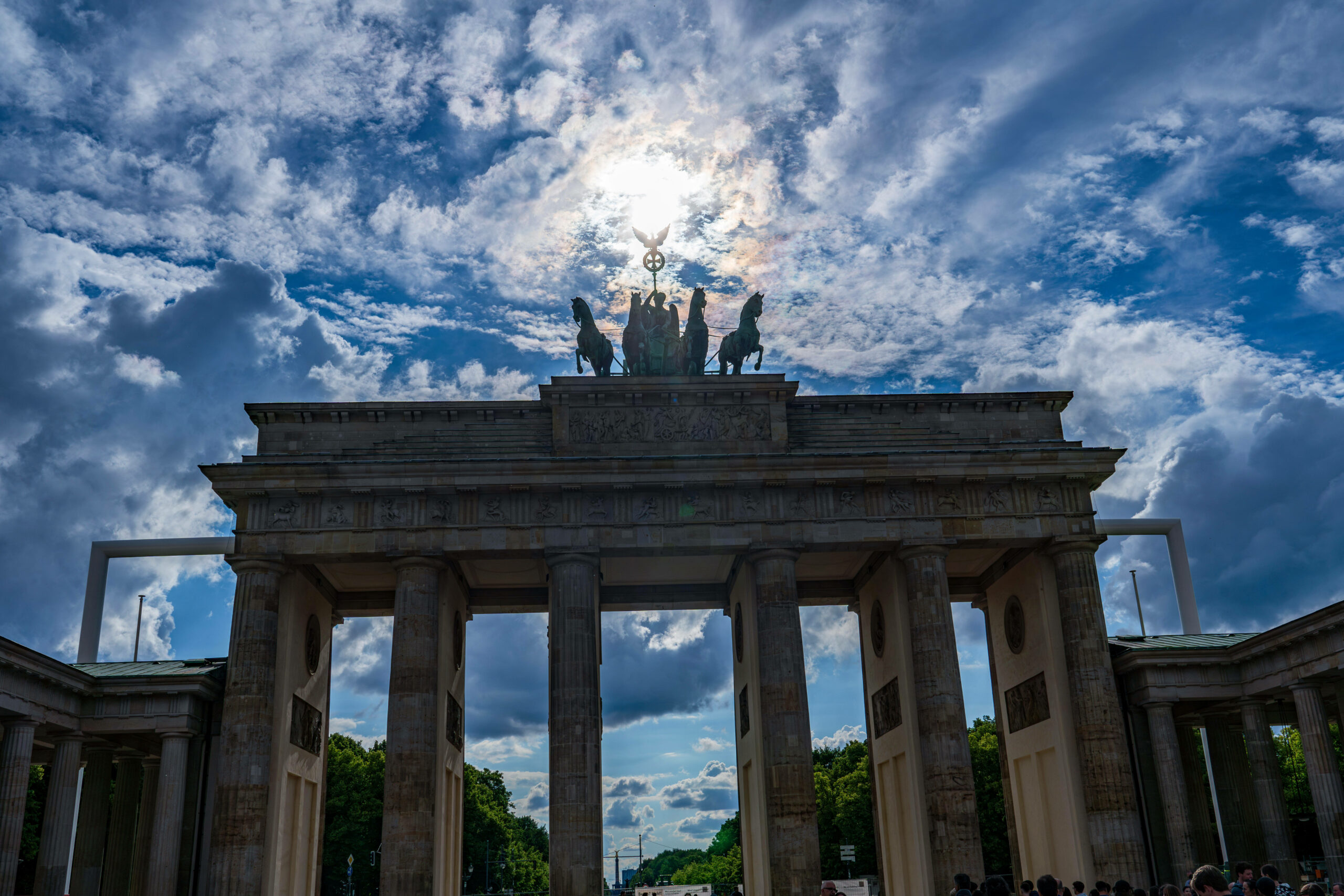 Hinter dem Brandenburger Tor beginnt die Fan-Zone. Viele Highlights im Juni 2024 finden rund um das Berliner Wahrzeichen statt. Foto: Imago/Wolfgang Maria Weber